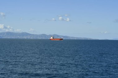 Yunanistan ve Ege Denizi 'nde Kiklad adası arkasında tanker