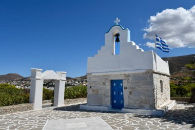 Paros, Yunanistan - Parikia manzaralı Anna tepesinde yer alan eski Aziz Anna şapeli