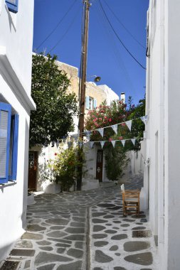 Paros, Yunanistan - 17 Eylül 2024: Eski Parikia kasabasında kaldırımlı patika ve dar yol