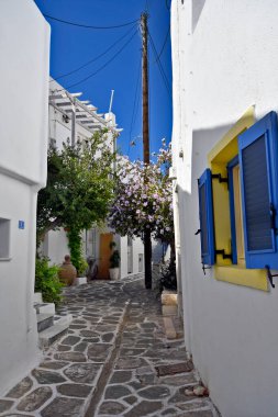 Paros, Yunanistan - 17 Eylül 2024: Eski Parikia kasabasında kaldırımlı patika ve dar yol