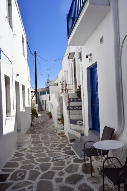 Paros, Yunanistan - 17 Eylül 2024: Eski Parikia kasabasında konut binaları, kaldırımlı patikalar ve dar şeritler
