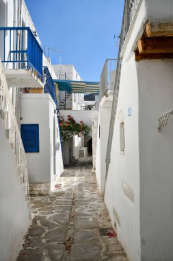 Paros, Yunanistan - 17 Eylül 2024: Eski Parikia kasabasında konut binaları, kaldırımlı patikalar ve dar şeritler