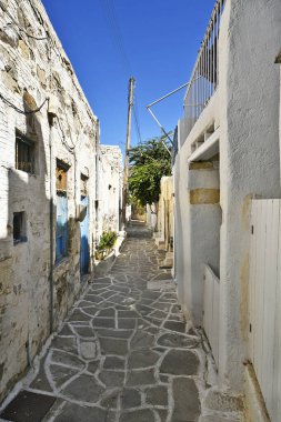 Paros, Yunanistan - 17 Eylül 2024: Eski Parikia kasabasında kaldırımlı patika ve dar yol