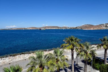 Paros, Yunanistan - 17 Eylül 2024: Avuç içi çizgili sahil turu ve bekleyen bir feribotla Parakia Körfezi 'ne bakın