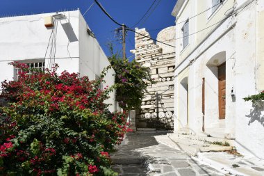 Paros, Yunanistan - 17 Eylül 2024: Eski Parikia kasabasındaki ortaçağ Frankish Şatosu