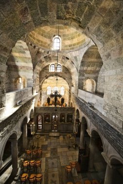 Paros Adası, Yunanistan - 17 Eylül 2024: Panagia Ekatontapyliani Kilisesi 'nin içinde, Paros Adası' ndaki tarihi Bizans kilisesi kompleksi, Cyclades