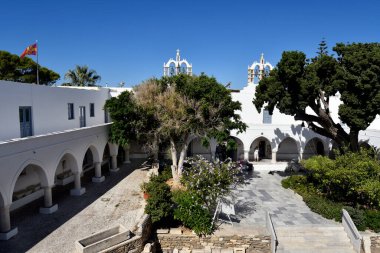 Paros Adası, Yunanistan - 17 Eylül 2024: Kiklad 'ın Paros adasındaki tarihi Bizans kilise kompleksi Panagia Ekatontapyliani' nin avlusunda kimliği belirsiz kişiler