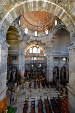 Paros Adası, Yunanistan - 17 Eylül 2024: Kiklad 'ın Paros adasındaki tarihi Bizans kilise kompleksi Panagia Ekatontapyliani kilisesinin içindeki tanımlanamayan turist