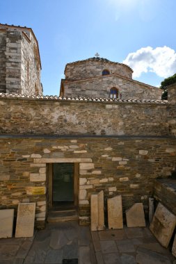 Paros Adası, Yunanistan - 17 Eylül 2024: Kiklad 'ın Paros adasındaki tarihi Bizans kilisesi kompleksi Panagia Ekatontapyliani' de erken Hıristiyan Baptisterliği