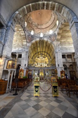 Paros Adası, Yunanistan - 17 Eylül 2024: Panagia Ekatontapyliani Kilisesi 'nin içinde, Paros Adası' ndaki tarihi Bizans kilisesi kompleksi, Cyclades