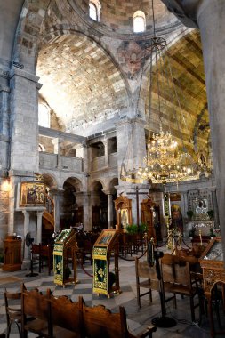 Paros Adası, Yunanistan - 17 Eylül 2024: Panagia Ekatontapyliani Kilisesi 'nin içinde, Paros Adası' ndaki tarihi Bizans kilisesi kompleksi, Cyclades
