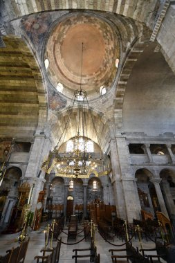 Paros Adası, Yunanistan - 17 Eylül 2024: Panagia Ekatontapyliani Kilisesi 'nin içinde, Paros Adası' ndaki tarihi Bizans kilisesi kompleksi, Cyclades