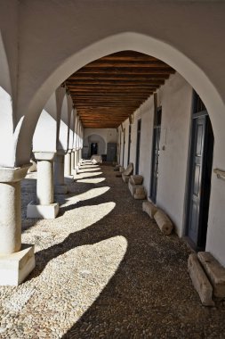 Paros Adası, Yunanistan - 17 Eylül 2024: Panagia 'daki Portico Ekatontapyliani, Parikia' daki tarihi Bizans kilise kompleksi Paros, Cyclades