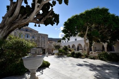 Paros Adası, Yunanistan - 17 Eylül 2024: Kiklad 'ın Paros adasındaki tarihi Bizans kilise kompleksi Panagia Ekatontapyliani' nin avlusunda kimliği belirsiz kişiler