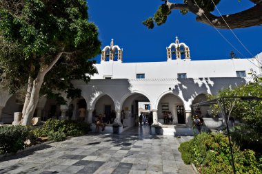 Paros Adası, Yunanistan - 17 Eylül 2024: Kiklad 'ın Paros adasındaki tarihi Bizans kilise kompleksi Panagia Ekatontapyliani' nin avlusunda kimliği belirsiz kişiler