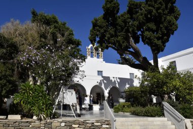 Paros Adası, Yunanistan - 17 Eylül 2024: Kiklad 'ın Paros adasındaki tarihi Bizans kilise kompleksi Panagia Ekatontapyliani' nin avlusunda kimliği belirsiz kişiler