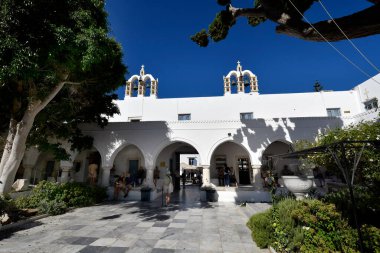 Paros Adası, Yunanistan - 17 Eylül 2024: Kiklad 'ın Paros adasındaki tarihi Bizans kilise kompleksi Panagia Ekatontapyliani' nin avlusunda kimliği belirsiz kişiler