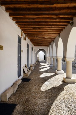 Paros Adası, Yunanistan - 17 Eylül 2024: Panagia Ekatontapyliani 'nin avlusunda Portico, Parikia' daki tarihi bir Bizans kilise kompleksi, Kiklad 'ın Paros adasında.