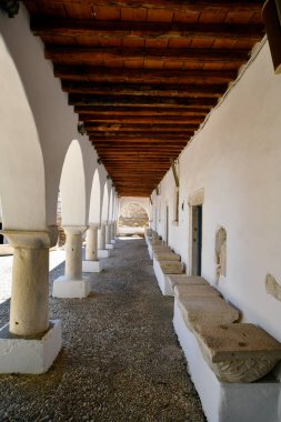 Paros Adası, Yunanistan - 17 Eylül 2024: Panagia Ekatontapyliani 'nin avlusunda Portico, Parikia' daki tarihi bir Bizans kilise kompleksi, Kiklad 'ın Paros adasında.