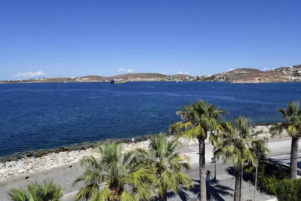 Paros, Yunanistan - 17 Eylül 2024: Avuç içi çizgili sahil turu ve bekleyen bir feribotla Parakia Körfezi 'ne bakın