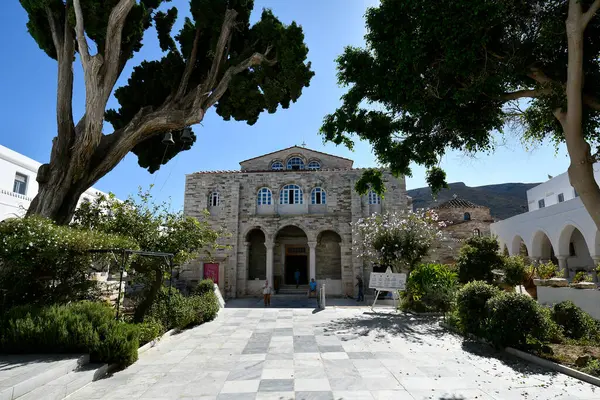 Paros Adası, Yunanistan - 17 Eylül 2024: Kiklad 'ın Paros adasındaki tarihi Bizans kilise kompleksi Panagia Ekatontapyliani' nin avlusunda kimliği belirsiz kişiler