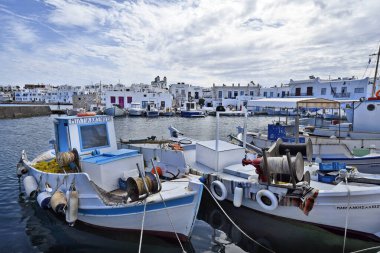 Paros, Yunanistan - 18 Eylül 2024: Limanda güzel Naousa kasabası manzaralı balıkçı tekneleri