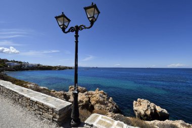 Yunanistan ve Kiklad Adası Paros kıyısında fener