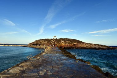 Naxos Adası, Yunanistan - 20 Eylül 2024: Apollo Portara Tapınağı 'na giden kimliği belirsiz turistler, liman yakınlarındaki bir yarımadadaki dev bir mermer kapı.