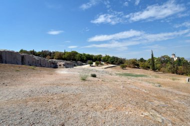 Atina, Yunanistan - Pnyx - Bir zamanlar demokratik meclislerin yer aldığı tarihi bir yer, arka planda ulusal gözlemevi ve teleskop kubbesi