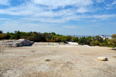 Atina, Yunanistan - Pnyx - Bir zamanlar demokratik meclislerin yer aldığı tarihi bir yer, arka planda ulusal gözlemevi ve teleskop kubbesi