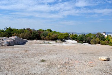 Atina, Yunanistan - Pnyx - Bir zamanlar demokratik meclislerin yer aldığı tarihi bir yer, arka planda ulusal gözlemevi ve teleskop kubbesi