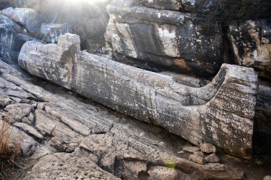 Naxos, Yunanistan - 21 Eylül 2024: Kiklodik adanın kuzeyindeki Apollonas köyünün yakınında bulunan antik taş devi, yaklaşık 10 metre uzunluğunda ve muhtemelen Tanrı Dionysus 'u temsil ediyor.