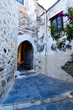 Naxos, Yunanistan - ahşap kapılı eski kale duvarından geçin