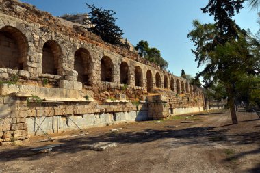 Atina, Yunanistan - 25 Eylül 2024: Herodium 'un arkasında Akropolis' e bakan Antik Kahraman Odeumu