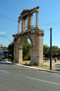 Atina, Yunanistan - 25 Eylül 2024: Antik Hadrian Kapısında kimliği belirsiz turist kalabalığı