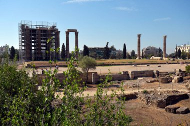 Atina, Yunanistan - 25 Eylül 2024: Olympieion - MÖ 6. yüzyıldan kalma Yunan mitolojisi Zeus 'un antik tapınağı