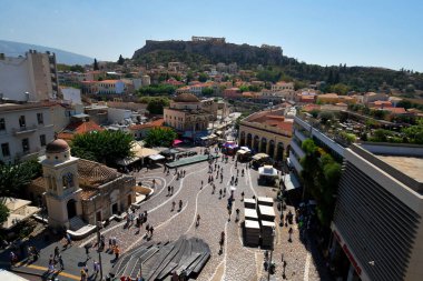 Atina, Yunanistan - 25 Eylül 2024: Monastiraki meydanında eski Panagia Pantanasa The Athenian olarak bilinen küçük Bizans kilisesi, eski Tzisdaraki Camii 'ndeki Çağdaş Yunan Kültür Müzesi, metro istasyonu Monasti