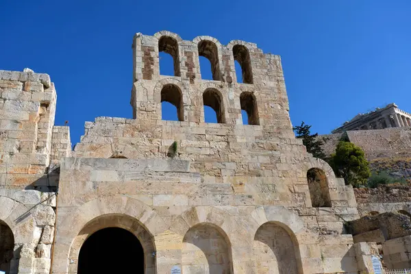 Atina, Yunanistan - 25 Eylül 2024: Herodium 'un arkasında Akropolis' e bakan Antik Kahraman Odeumu