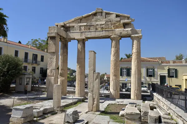 Atina, Yunanistan - 25 Eylül 2024: Agora 'da Athena Archegetis Kapısı olan kimliği belirsiz kişiler