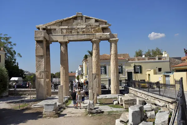Atina, Yunanistan - 25 Eylül 2024: Agora 'da Athena Archegetis Kapısı olan kimliği belirsiz kişiler