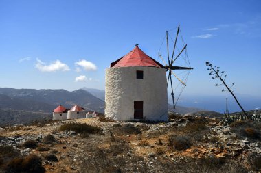 Amorgos Yunanistan - 09 Eylül 2025: Chora, Ege Denizi 'ndeki Kiklad adasındaki eski yel değirmenleri