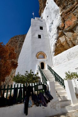 Amorgos Yunanistan - 09 Eylül 2025: Chozoviotissa 9. yüzyıl manastırı, Ege Denizi 'nin nefes kesici manzaralı bir kaya yüzeyine inşa edilmiş bir mimari mücevher.