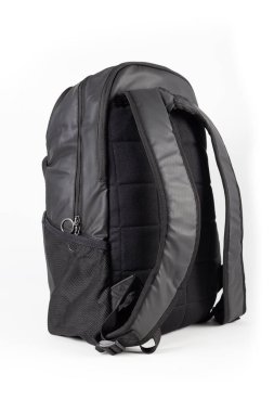 Siyah ripstop sırt çantası beyaz arkaplanda izole edildi