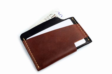 Kahverengi deri cüzdan, boş kartlar, beyaz arka planda izole.