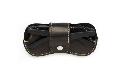 Beyaz arka planda siyah deri güneş gözlüğü çantası..