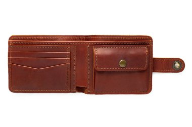 Beyaz arka planda kahverengi deri bir cüzdan. Üst açık görünüm