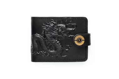 Beyaz arka planda siyah deri bir cüzdan, ejderha izi. Üst görünüm