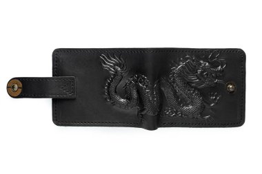 Beyaz arka planda siyah deri bir cüzdan, ejderha izi. Üst görünüm