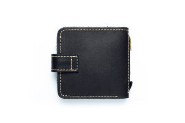 Beyaz arka planda siyah deri bir cüzdan. Üst görünüm.