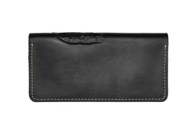 Beyaz arka planda bir düğmede büyük siyah deri cüzdan, baykuş izi. Üst görünüm